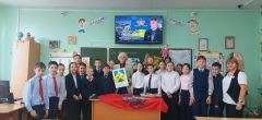 Автор герба и флага Новочебоксарска рассказал лицеистам о геральдике День рождения города Новочебоксарска 