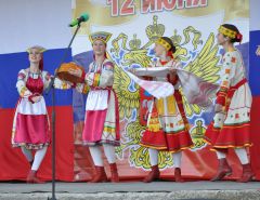 Выступает народный ансамбль танца “Узоры”. Фото Алены АлексеевойГуляла вся страна День России 