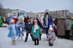 Снегурочки задавали тон празднику. Фото Александра СИДОРОВА“Прямо сказочный карнавал какой-то...” фоторепортаж 