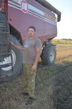 Денис Гаврилов работает комбайнером 20 лет: ““Нравится зерно убирать. Нравится — и всё тут!”Нравится зерно убирать. И все тут! Человек труда Есть такая профессия 