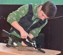  В Новочебоксарске будущие полицейские показали школьникам как маршировать и владеть оружием школа полиция Детская полицейская академия День полиции 17 школа 