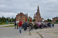 Верующие начинают крестный ход. © Фото Валерия БАКЛАНОВА С молитвами  о благополучии фоторепортаж 