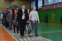 Парад велосипедистов возглавили король бала Иван Иванов (справа)  и Николай Никитин.Готовы крутить педали  и днем и ночью велосипед велобал фоторепортаж 