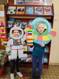 Маленькие космонавты с моделями ракет, собранными своими руками.Книга – путь к звездам.  Новочебоксарские библиотеки присоединились к всероссийской акции библионочь 