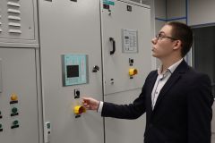Этот электротехнический шкаф в новой лаборатории ЧувГУ отлично знаком Павлу Лысову по работе на НПП “ЭКРА”, ночью разбуди — он расскажет об его устройстве. Фото автораПокорители энергии и удаленного доступа 2021 - Год российской науки 