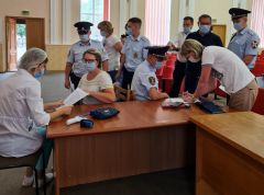 В администрации Новочебоксарска 30 августа прошла вакцинация от гриппа и COVID-19. От короновируса привили 45 человек, от гриппа — 11. Маски как рекомендация #стопкоронавирус 