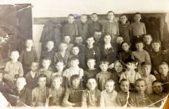 Валентина в 1-м классе. 10 января 1947 года (во втором ряду четвертая слева).Ждали чуда, что папа жив Лица Победы Дети войны Бессмертный полк 