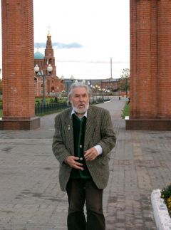 Геннадий Айги в Новочебоксарске. Октябрь 2004 года. Фото Валерия БаклановаАйги. Здесь юбилей Айги Геннадий Айги 
