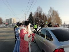 Полицейский Дед МорозВ Новочебоксарске полицейский Дед Мороз поздравляет водителей с Новым годом ГИБДД сообщает 