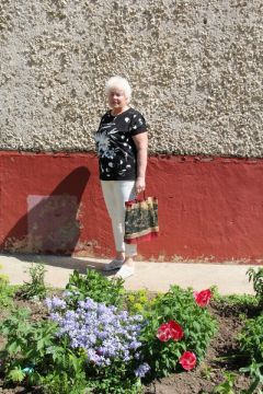 Татьяна Микушова  из дома  № 58  по ул. 10-й Пятилетки занимается цветами  уже десять лет.Не только одуванчики! Лучшая клумба – 2024 