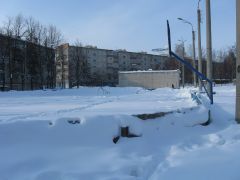 Хоккейную коробку завалило снегом по борт. Фото Валерия Мутрискова.Под коньками лед искрится. Но не везде… хоккейная коробка каток 