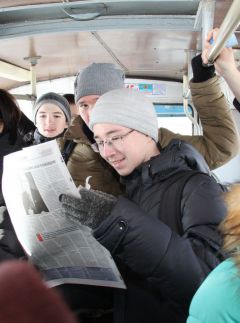 Читать “Грани” в троллейбусе интереснее! Фото Марии Смирновой“Грани” на маршруте