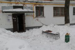 На ул. Советской, 8 упавшим с крыши снегом сорвало провода. Фото Максима Боброва Ты туда не ходи,  или Снег на голову сосульки снег 