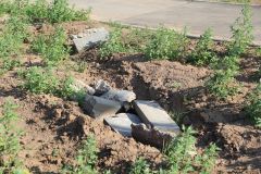 Опасный строительный мусор оставлен подрядчиком на газоне.На газоне лебеда Комфортная городская среда благоустройство 