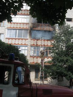 Очаг возгорания — балкон третьего этажа. Фото Алексея Мигунова.Жильцы от огня  спасались бегством