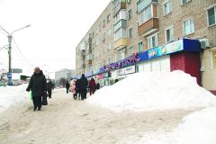 Открывшаяся недавно “Пекарня” “растит” сугроб прямо на тротуаре. Фото Максима БоброваСугроб все шире и выше уборка дорог от снега снег 