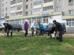 “Грани”: работники на субботнике. Фото Алексея МигуноваГород нуждается  в макияже экологический субботник весенние субботники 