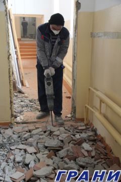 Демонтажные работы в помещениях в самом разгаре. Фото Екатерины ШВАРГИНОЙБассейн на Парковой меняет лицо