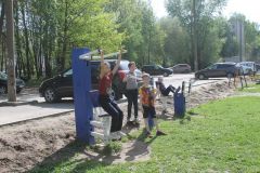 Игры под колесами машин: В Чебоксарах обустроили парковку в 50 см от детской площадки