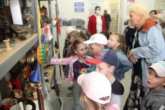 Детсадовцы знакомятся с выставкой советского быта.Праздник начинается в “Грани” День города Новочебоксарска 