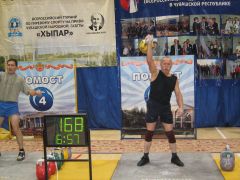 Анатолий Николаев кроме гирь любит лазание по столбу.  Фото автораШесть тонн  за два подхода Гири 
