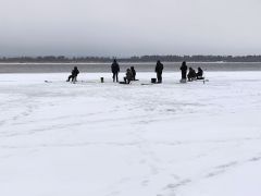 Группа рыбаков облюбовала опасное место — в трех метрах от кромки льда. После беседы со спасателями экстремалы переместились ближе к берегу.“Молочный” лед –  опасность смертельная рыбаки 