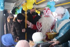Павел Семенов (в центре) прокатился с горожанами в праздничном троллейбусе.  Фото пресс-службы администрации НовочебоксарскаЕдем в Новый год!