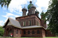 Самая красивая церковь Ярославля — Иоанна Предтечи, построенная в XVII веке, имеет 15 куполов. Именно она изображена на 1000-рублевой купюре.Ярослав медведя победил,  а ярославка в космос полетела
