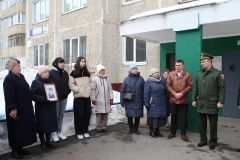 В открытии мемориальной доски на доме, где жил Радий Биктимиров, приняли участие его сестра и племянница.Выполнившим  свой воинский долг память 