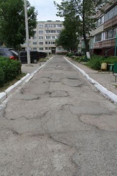 Придомовая дорога по ул. Винокурова, 81.Качели четвертого поколения, или Счастливчиков по осени считают