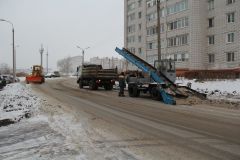 Дороги в Новочебоксарске очищают до бордюра. Снег собирают и вывозят за город. Фото Максима БОБРОВАСнегопад под контролем уборка дорог от снега снегоуборочная техника 