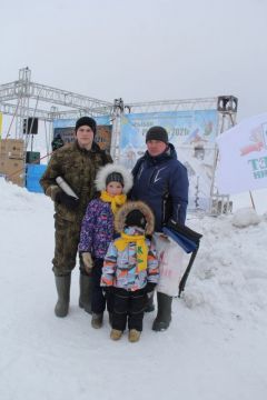 Николай Афанасьев (справа) с племянником и детьми Никитой (впереди) и 8-летней Эллиной, которая стала “Юной рыбачкой”, поймала пять ершиков.Как холодильники из Волги достают Рыбак рыбака-2021 