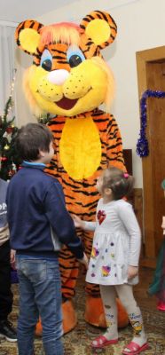 Дети подружились с Тигром и Кроликом, играли, танцевали и обещали прийти на новогоднее представление.Собираясь вместе, мы делаем мир прекраснее своих не бросаем 