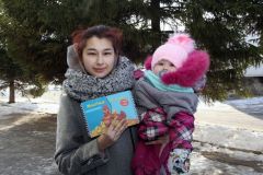 Анна Алексеева и ее дочка Полина...Прочитал сам, подари другому Книжный клуб Бумеранг добра 14 февраля — Международный день дарения книги 