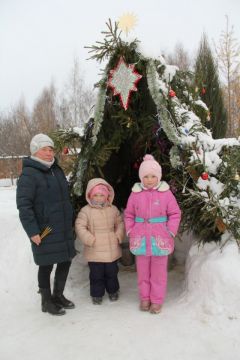 Татьяна Николаевна с внучками Полиной и Дианой.И румянил щеки легкий мороз Новый год-2021 