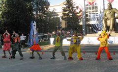 Зажигают клоуны из мим-театра “Дождь”. Фото автораПраздник,  достойный столицы День города Чебоксары-2013 