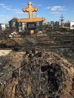 На городском кладбище от огня пострадали некоторые кресты, деревянные столы и скамейки. Фото автораБез креста пал травы 