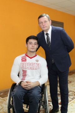 Дмитрий Степанов и и.о. министра спорта Михаил Богаратов.Борьба была упорной