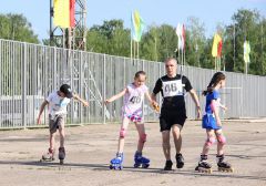 Детский этап эстафеты включал бег на роликовых коньках.На Химпроме ко Дню химика прошли торжественные мероприятия день химика 