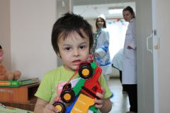 Фото автораДед Мороз идет в больницу Акция “Граней” 