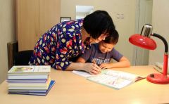 Вместе с мамой делают уроки большинство учеников начальных классов. Фото Максима БОБРОВАДомашка. Версия родителей домашняя работа 