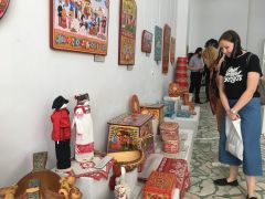 На выставке представлено более 1200 произведений народного искусства. Фото автораГжель, Палех,  Златоуст, Вологда... –  все в гости к нам