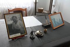 Рабочий стол врача с личными вещами, которые были переданы род­ственниками в музей.Доктор Льва Толстого 100 символов Чувашии 