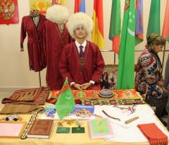 О своих традициях рассказали  и уроженцы Туркмении.Под одной крышей дружбы