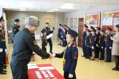 В Чебоксарах воспитанников подшефного класса Росгвардии торжественно посвятили в кадеты посвящение в кадеты 