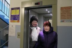 Жительницы 1-го подъезда по ул. 10-й пятилетки, 46 Надежда Болгова (слева) и Луиза Сюмкина влюбились в новый лифт с первого взгляда.  Фото Ирины ХАННАЕдем в Новый год! лифт 