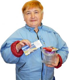 Валентина Яковлева выиграла банку для консервирования и шоколадку в моментальном розыгрыше призов.Осенний марафон встреч начался
