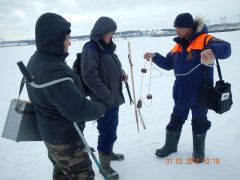Юрий демонстрирует спасательный линь, который должен быть у рыбаков.В Новый год обойдемся  без страшных историй День спасателя 