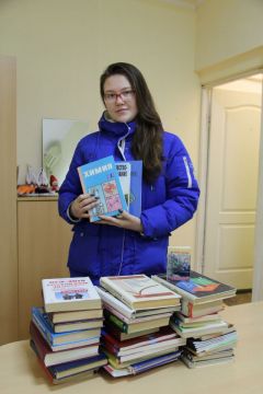 Карина Яковлева принесла учебную литературу.Книги с любовью Международный день книгодарения Книги в дар 