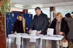 Министр здравоохранения Чувашии Владимир Викторов проголосовал вместе с семьей. Фото cap.ruУбедительная победа: страна проголосовала за Путина Выборы-2018 